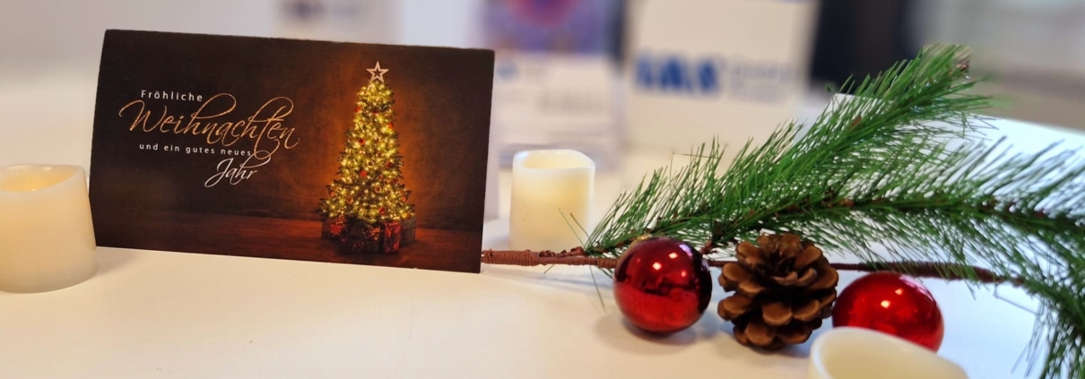 Weihnachtskarte mit Zweig, Weihnachtskugeln und Kerzen